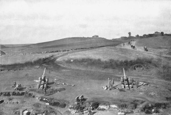 'Sur la Tcherna ; Pieces francaises de 155 long en batterie pour appuyer la progression de l'infante Creator: Unknown.