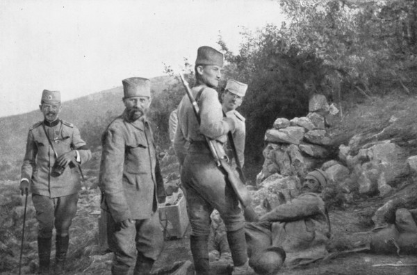 'Alexandre de Serbie au front de Monastir; Le prince a rencontre un blesse serbe qui attendait des s Creator: Vladimir Betzitch.