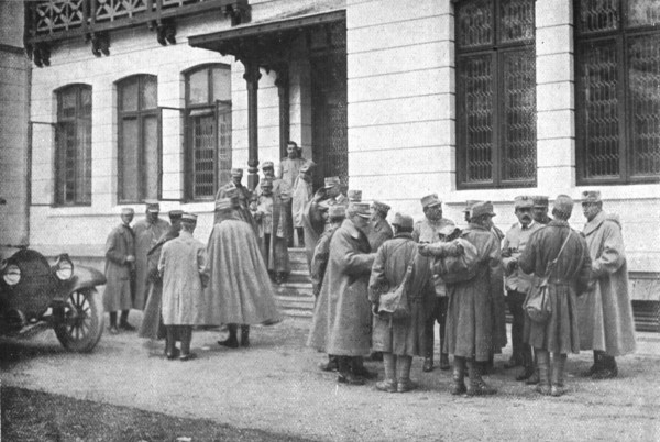 'Aux armees Roumaines ; Officiers roumains interrogeant des prisonniers autrichiens', 1916. Creator: Unknown.