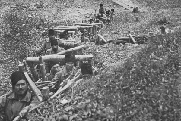 'Aux armees Roumaines ; soldats roumains dans un boyau d'acces aux tranchees', 1916. Creator: Unknown.