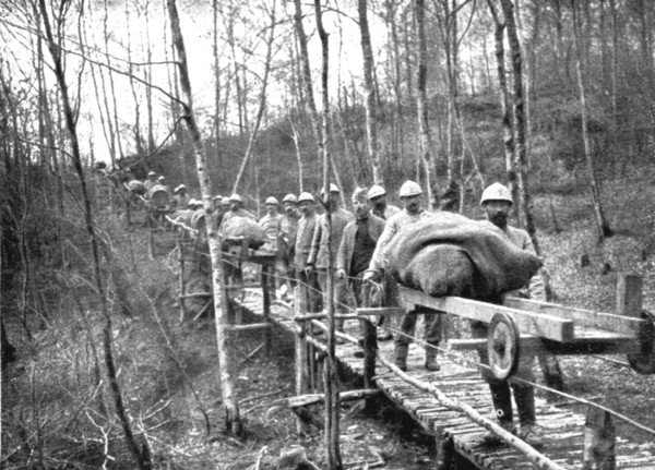 'Le repli allemand et l'intervention Americaine; Une installation ingenieuse: chariots suspendus rou Creator: Unknown.