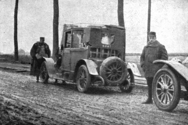 'Les hasards du service d'etat-major; Une voiture de secours va prendre en remorque la "blessee", do Creator: Unknown.