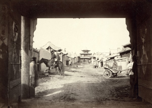 Street scene in Miamatchin [ie, Maimachin], Trans Biakal [ie, Transbaikalia], between 1885 and 1886. Creator: Unknown.