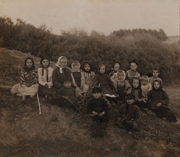 Group of children, in Iasnaia Poliana, 1908. Creator: Sergey Mikhaylovich Prokudin-Gorsky.