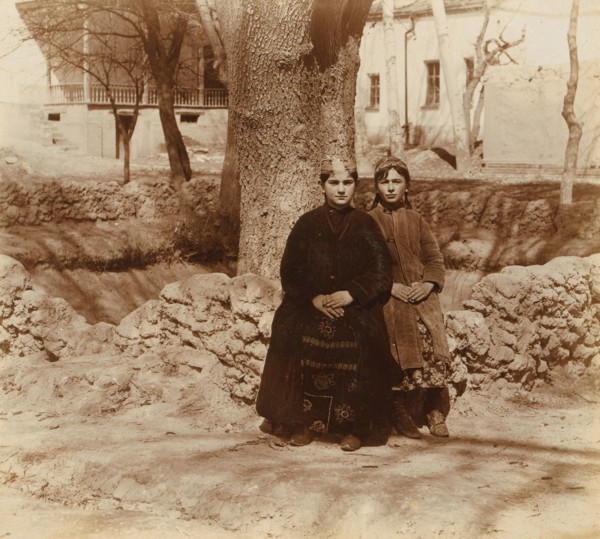 Jewish girls, Samarkand, between 1905 and 1915. Creator: Sergey Mikhaylovich Prokudin-Gorsky.