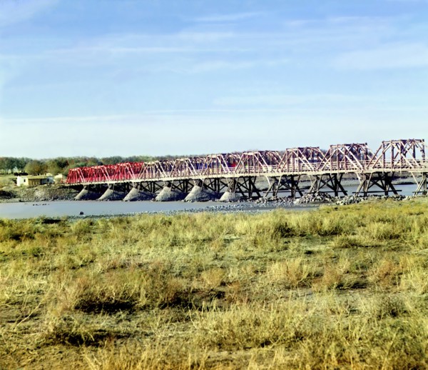 Bridge beyond the rapids, over the Syr-Darya from the right bank, Golodnaia..., between 1905-1915. Creator: Sergey Mikhaylovich Prokudin-Gorsky.