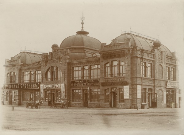 The building of a shopping center on Novobazarnaya Square, 1909. Creator: Unknown.