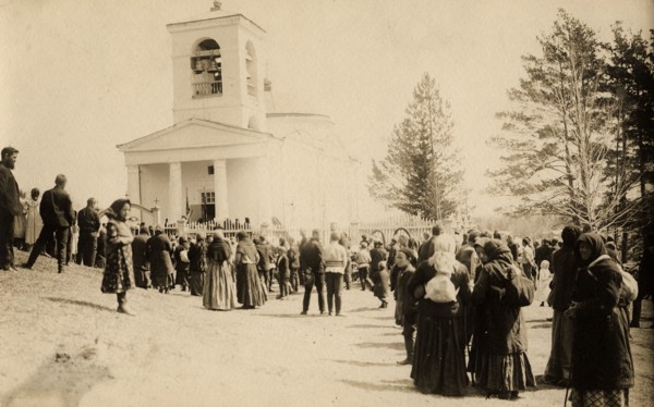 Waiting for the religious procession on Easter week (Bright Week) at the Znamensky..., 1913-14. Creator: S. Ia. Mamontov.