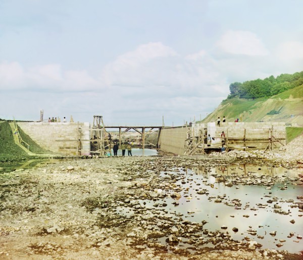 Soon-to-be-finished portion of the lock, Kuzminskoe, 1912. Creator: Sergey Mikhaylovich Prokudin-Gorsky.
