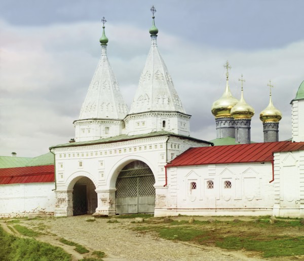 Entrance gate of the Venerable Rizopolozhensky Monastery, Suzdal, 1912. Creator: Sergey Mikhaylovich Prokudin-Gorsky.