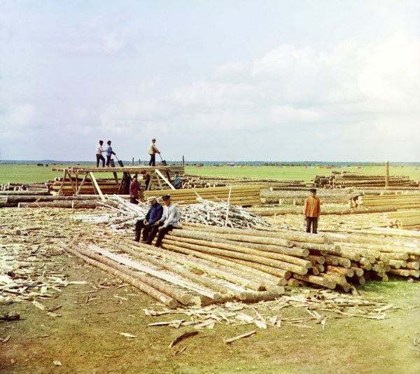 Log sawing, Kuzminskoy, 1912. Creator: Sergey Mikhaylovich Prokudin-Gorsky.