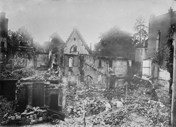 Rue Bellon, Senlis, 1914. Creator: Bain News Service.