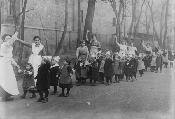 Berlin, Children of soldiers at front, between 1914 and c1915. Creator: Bain News Service.