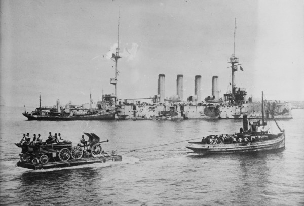 Landing a 155 mm gun at Sedd-ul [i.e., Sedd-el] Bahr, 1915. Creator: Bain News Service.