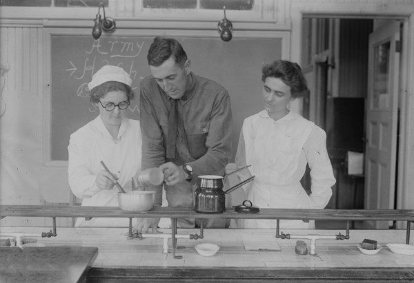 Gladys Kierstead, Emma Hanks [i.e. Hanko], 13 Aug 1917. Creator: Bain News Service.