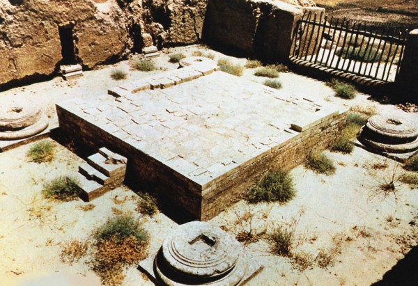The altar of Surkh Kotal Temple. Creator: Unknown photographer.