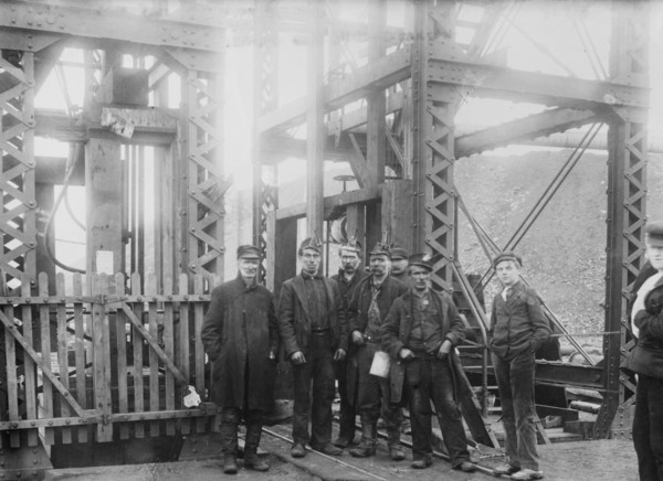 Miners leaving entrance to coal mine near Scranton, PA., 1912. Creator: Bain News Service.