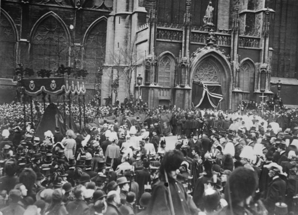 Crowd outside church allowing funeral cortege of King Leopold to pass, Belgium, 1910. Creator: Bain News Service.