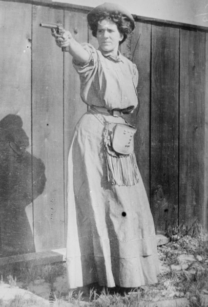 Mrs. Adolph Topperwein. [with gun], between c1910 and c1915. Creator: Bain News Service.