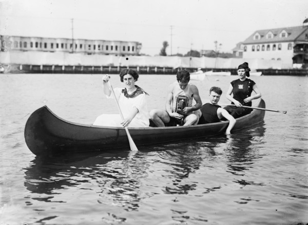 In the good old summertime. [canoe], between c1910 and c1915. Creator: Bain News Service.