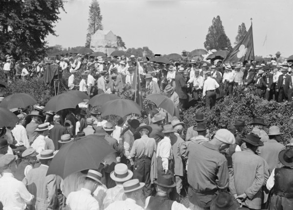 The reunion at "Bloody Angle" - Pickett's men in for[e]ground; Union men lined against wall, 1913. Creator: Bain News Service.