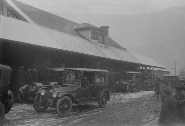 Oyster Bay: arriving for Roosevelt funeral, 1919. Creator: Bain News Service.