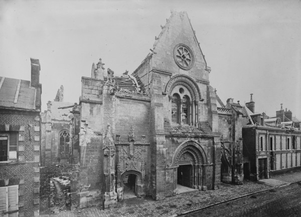 Roye - Facade of Church of St. Pierre, between c1915 and 1918. Creator: Bain News Service.