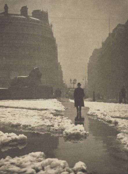 The day breaks cold, Trafalgar Square. From the album: Photograph album - London, 1920s. Creator: Harry Moult.