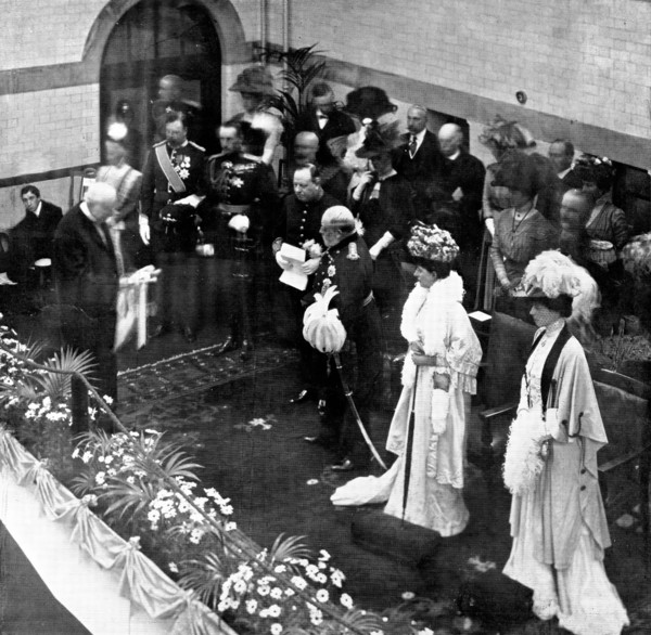 The opening of the New Manchester Royal Infirmary: the King and Queen on the platform..., 1909. Creator: Warwick Brookes.