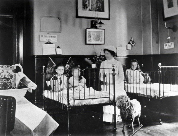 Hahnemann Hospital and Homeopathic Dispensaries, Liverpool: a children's ward..., (1910?). Creator: Unknown.