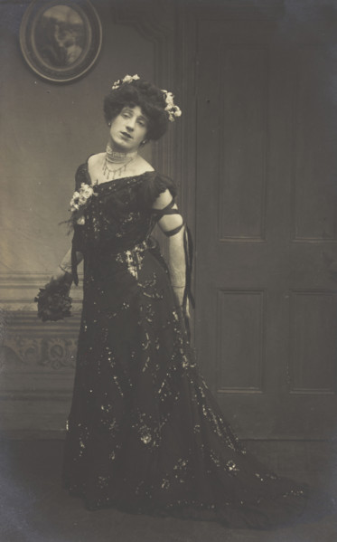 A man in drag, between 1900 and 1909. Creator: Fred Palmer.