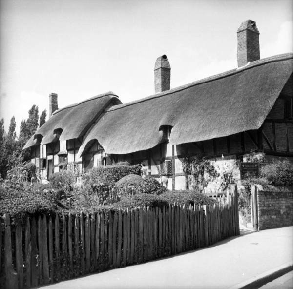 Anne Hathaway's Cottage, Shottery, Stratford-upon-Avon, Warwickshire, c1955. Creator: Arthur Charles Kirby Ware.