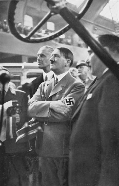 Hitler lors de l'Exposition automobile internationale de Berlin, 1935