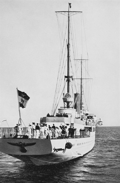 Le navire "Aviso Grille", utilisé par Hitler pour passer en revue les escadrilles de la Kriegsmarine (1935)