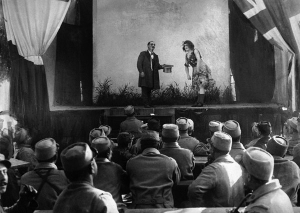 Pièce de théâtre jouée pour les soldats sur le front, 1916