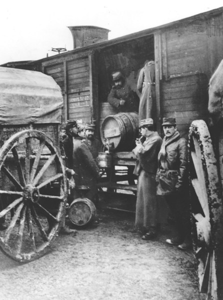 Distribution de vin aux troupes, en 1915