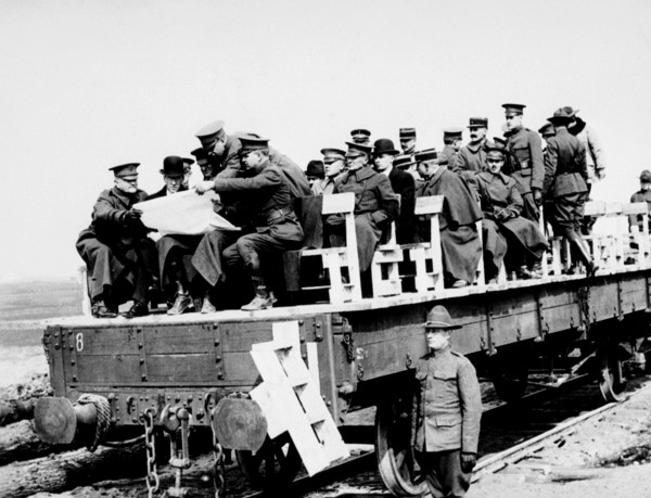 Newton Baker et le général Pershing en inspection sur le front, en 1918