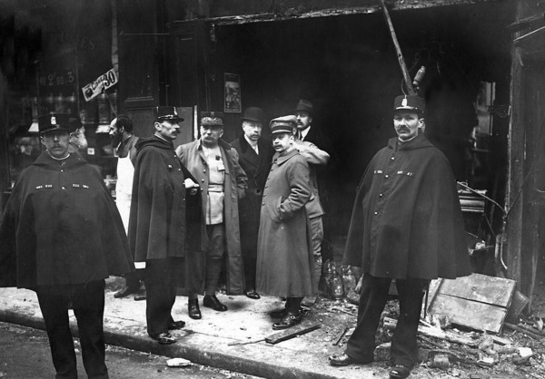 Des policiers accompagnés du général Parreau constatent les dégâts dans un magasin de la rue des