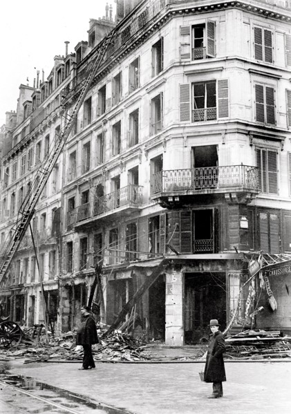 La rue de Rivoli touchée par les bombardements par avions dans la nuit - Les bombardements aériens