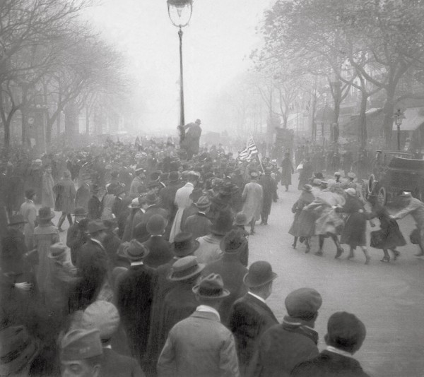 Scènes de joie à Paris le jour de l'armistice du 11 novembre 1918