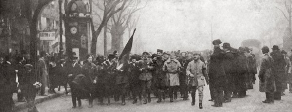 Scènes de joie à Paris le jour de l'armistice du 11 novembre 1918