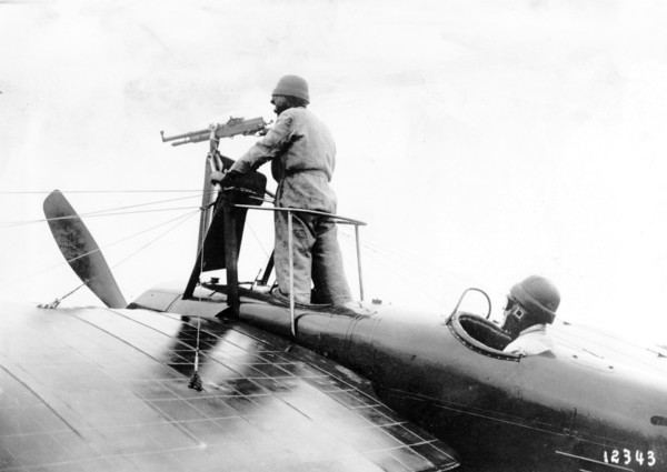 L'aviation française pendant la guerre de 1914/1918 - Le premier essai de mitrailleuse sur un avion