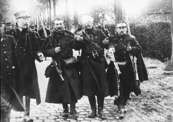 SOLDATS BELGES REVENANT DE LA LIGNE DE DEFENSE D'ANVERS 1914 - En octobre 1914, après la défense