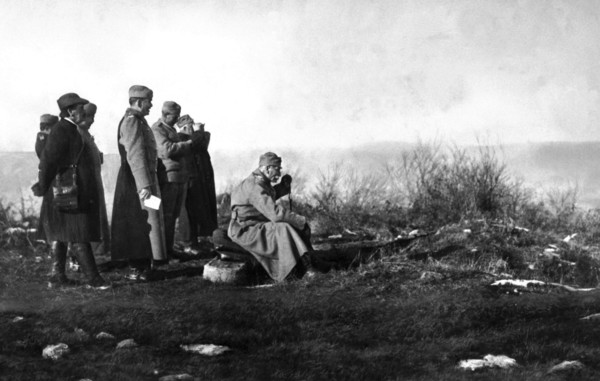 En décembre 1914, sur le front de l'Est en Serbie, le roi PIERRE Ier DE SERBIE observe d'une