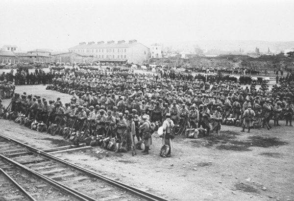 En octobre 1915, arrivée à Salonique des premiers contingents français et britanniques. Les troupes