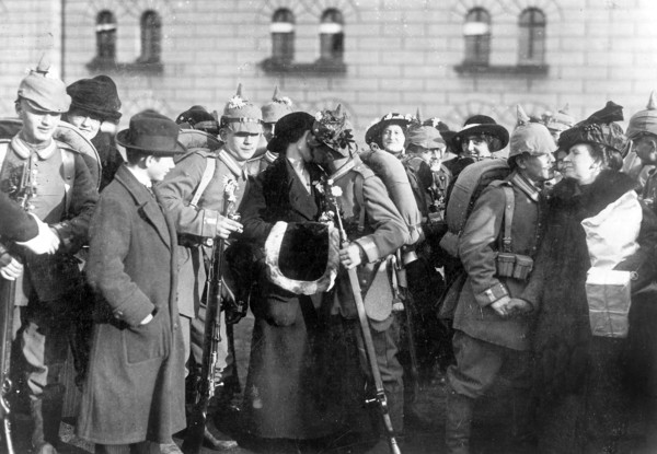 Les adieux de soldats allemands partant sur le front - Début août 1914 à Berlin, soldats allemands