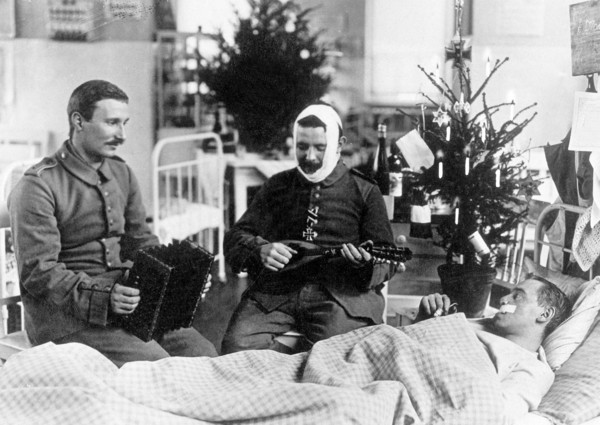 Première guerre mondiale. Dans un hopital en Allemagne, des soldats blessés, fêtent noël, 1915.