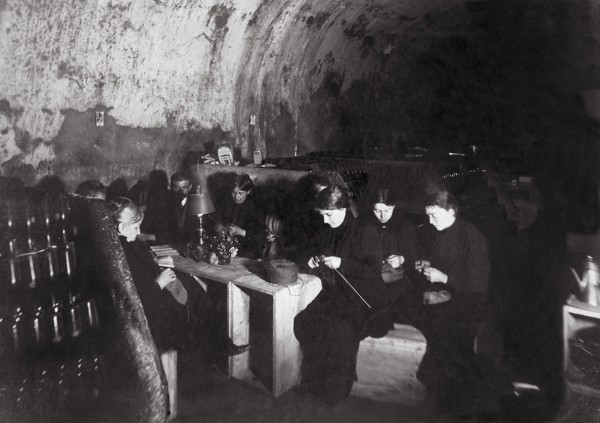 Une famille dans la cave d'une maison de vin de Champagne, à Reims, les femmes tricotent pour les