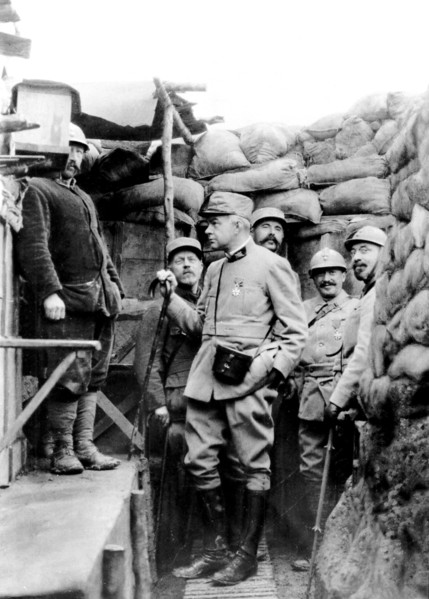 A 60 mètres d'eux sous l'uniforme français celui qui avant la guerre avait déjà l'honneur de leur
