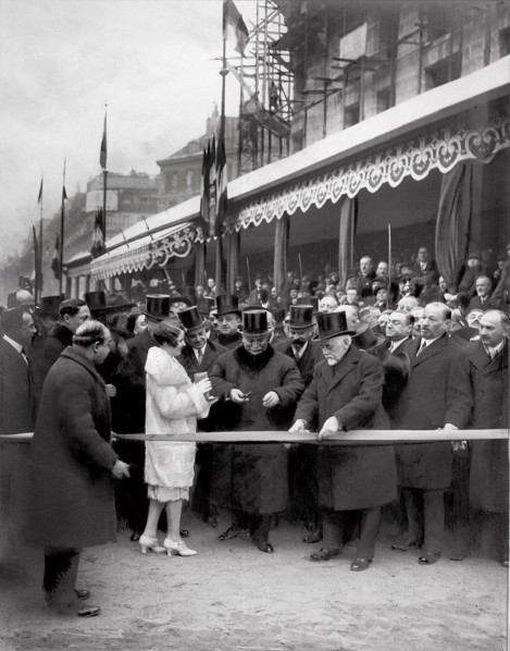 Achèvement des travaux sur le boulevard Haussmann en 1927